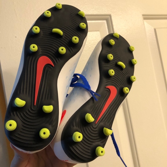 NEW Nike soccer shoes - Picture 1 of 2